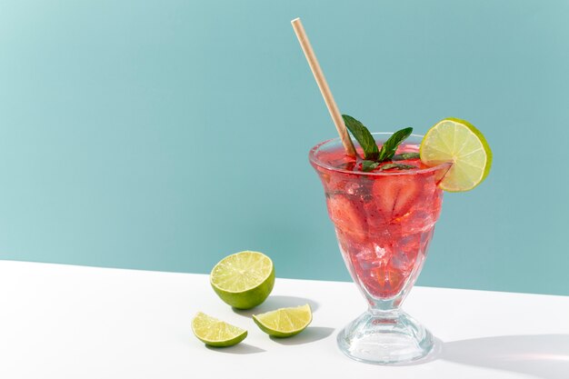 Daiquiri saporiti con fetta di lime