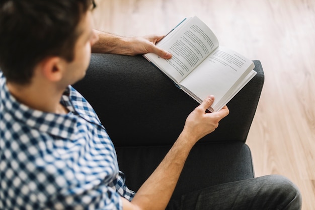 Dall&#39;alto l&#39;uomo si diverte a leggere