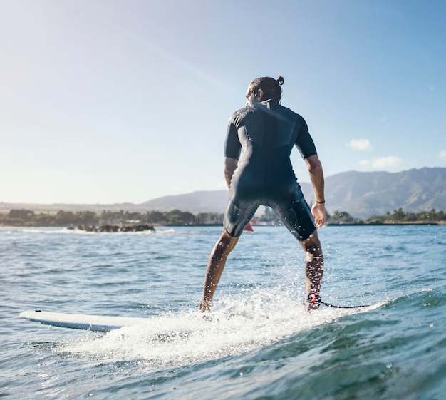 Dall'uomo surfista girato indietro all'aperto