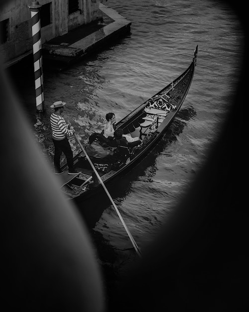 Dalla vista laterale sulla bella coppia durante un tour del canale a Venezia