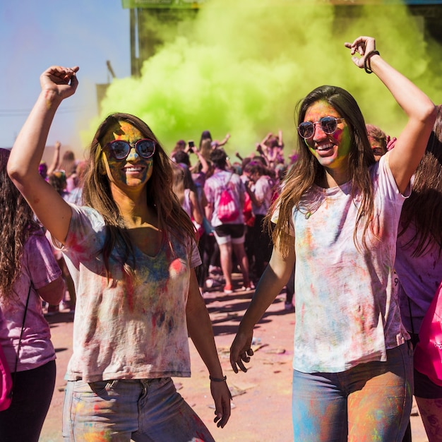 Dancing sorridente della giovane donna nel colore di holi