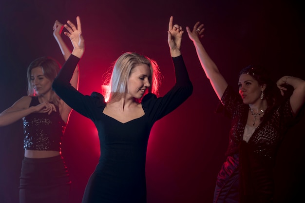 Danza femminile alla festa