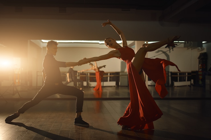 Foto gratuito danza passionale contemporanea uomo e donna