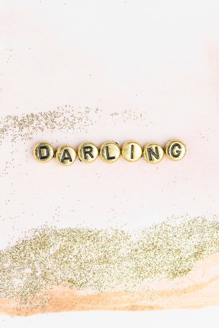 Foto gratuito darling word tipografia alfabeto perline