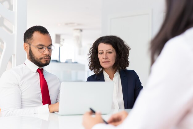 Datori di lavoro che intervistano un candidato