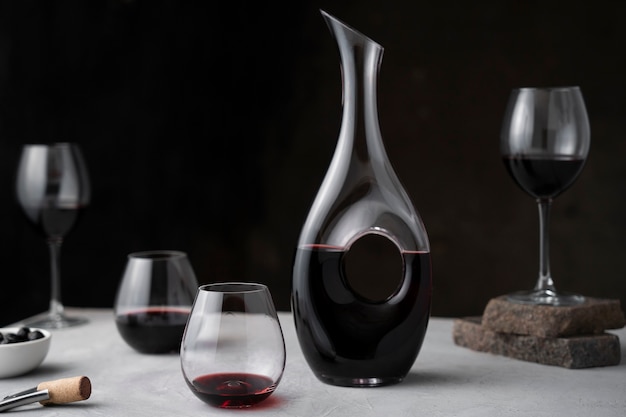 Decanter e bicchiere con vino rosso sul tavolo