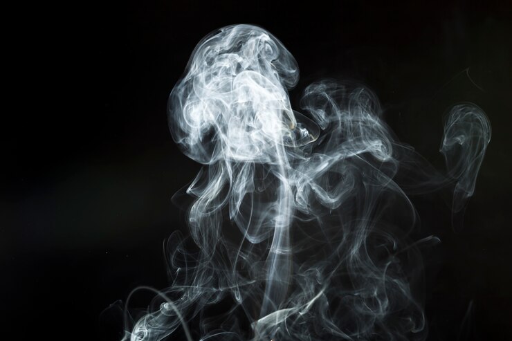 Foto gratuito decorativo fumo bianco su sfondo nero