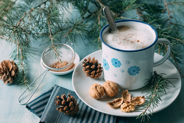 Decorazione ad alto angolo con tazza di cioccolata calda