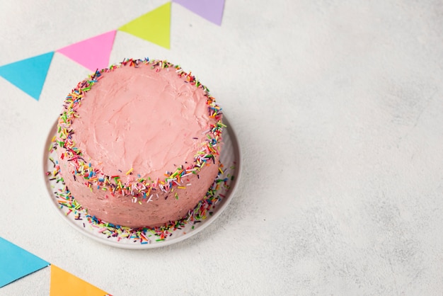 Decorazione ad alto angolo con torta rosa per la festa di compleanno