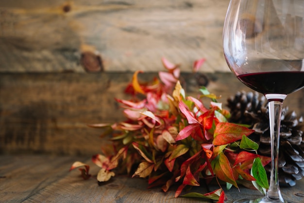 Decorazione autunnale con bicchiere di vino