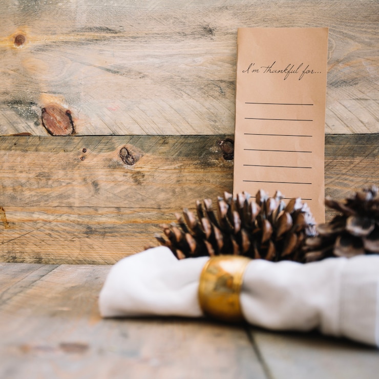 Foto gratuito decorazione autunnale con menù e coni di pino