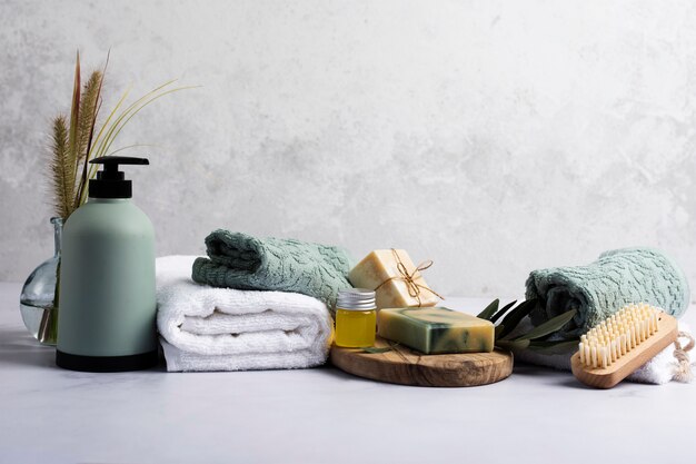 Decorazione bagno con bottiglia di sapone e asciugamano