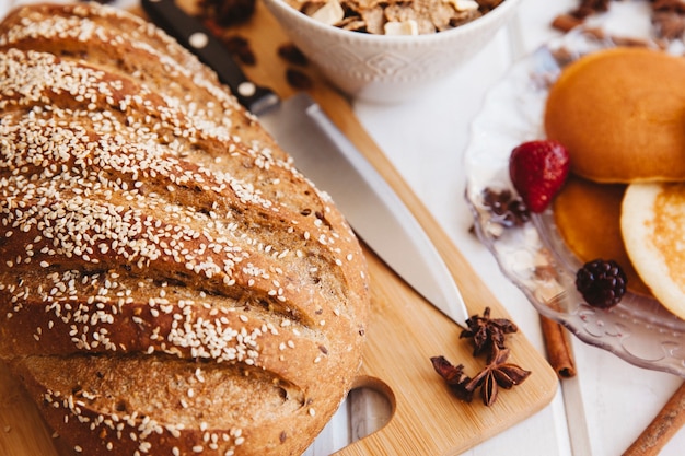 Decorazione colazione con pane