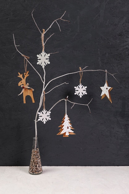 Decorazione con piccolo albero decorato