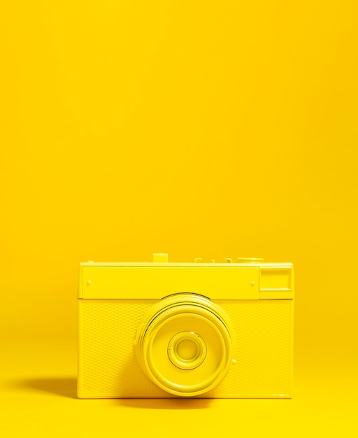 Decorazione con vecchia macchina fotografica gialla