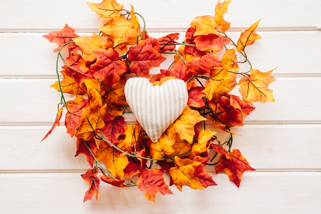 Decorazione d&#39;autunno con cuore su foglie d&#39;autunno
