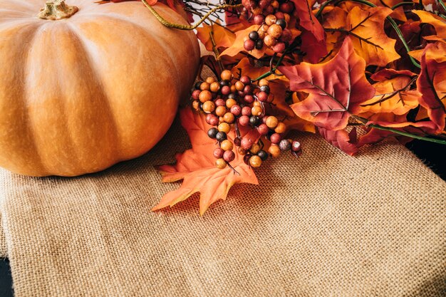 Decorazione d&#39;autunno con foglie e zucca