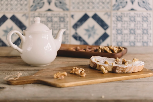 Decorazione d&#39;epoca con noci su tavola di legno e tazza di tè