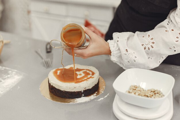 Decorazione del dolce finito. Il concetto di pasticceria fatta in casa, cucinare torte.