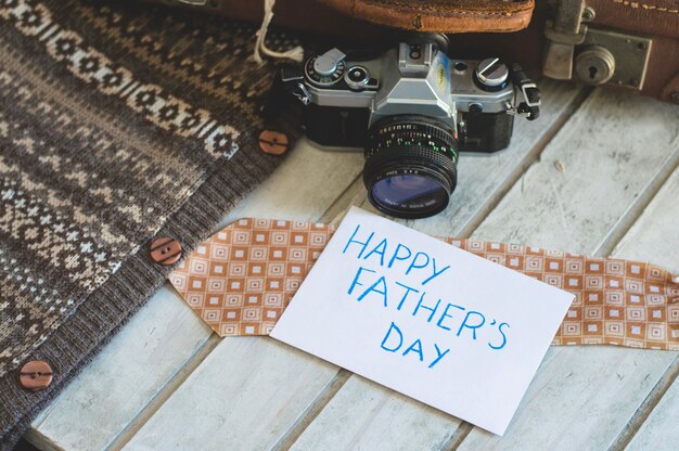 Decorazione del giorno del padre dell&#39;annata con la macchina fotografica e la cravatta