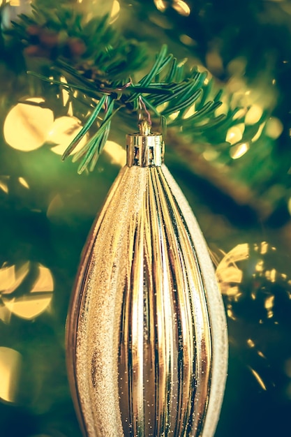 Decorazione dell'albero di Natale in close-up ball bauble in rami di pino sullo sfondo