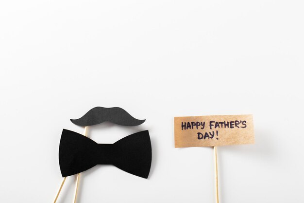 Decorazione di carta con testo felice festa del papà