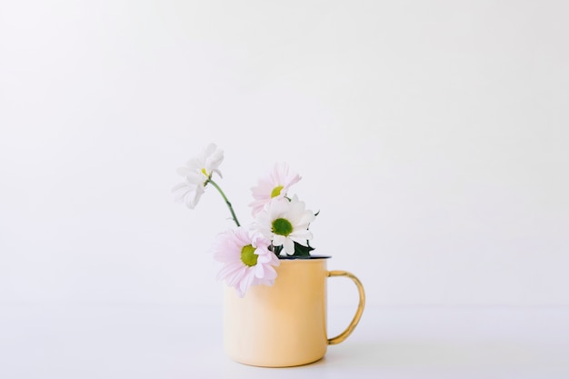 Decorazione di fiori e tazze