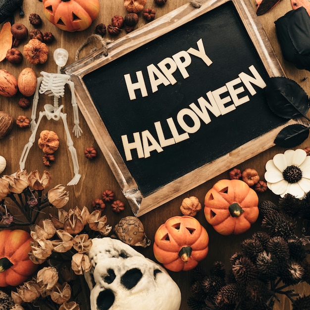 Decorazione di Halloween con ardesia e lettere