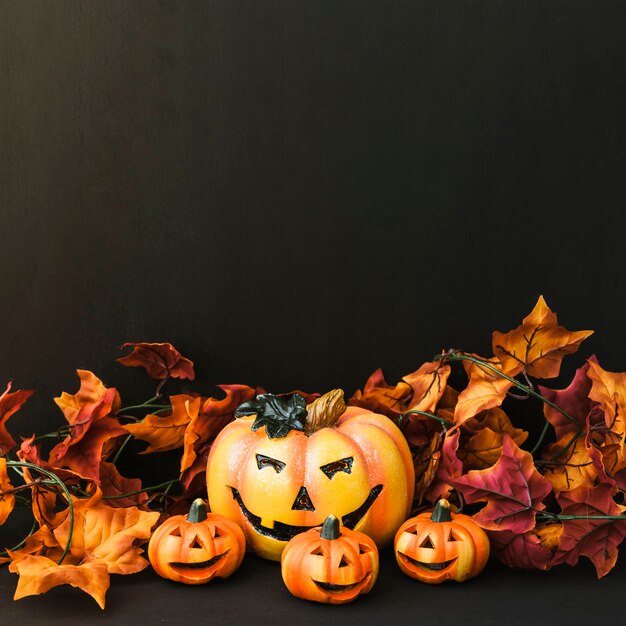 Decorazione di Halloween con zucca e foglie di autunno