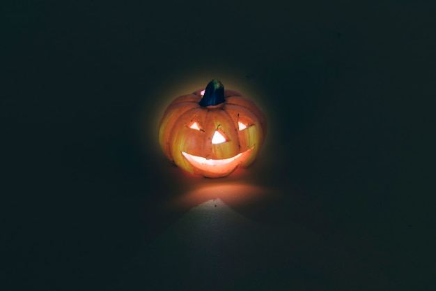 Decorazione di Halloween con zucca illuminata