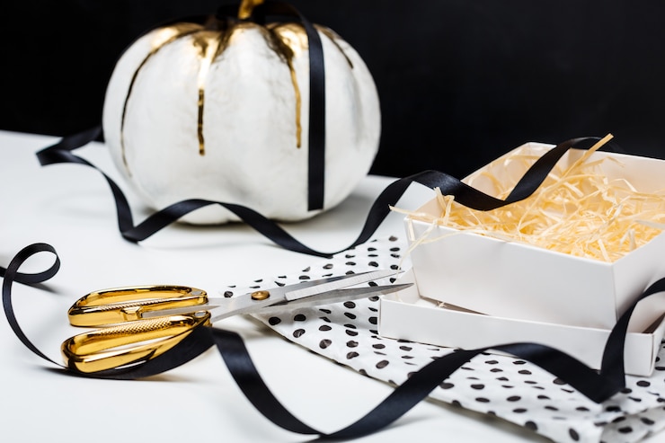 Foto gratuito decorazione di halloween sulla tavola bianca sopra superficie nera