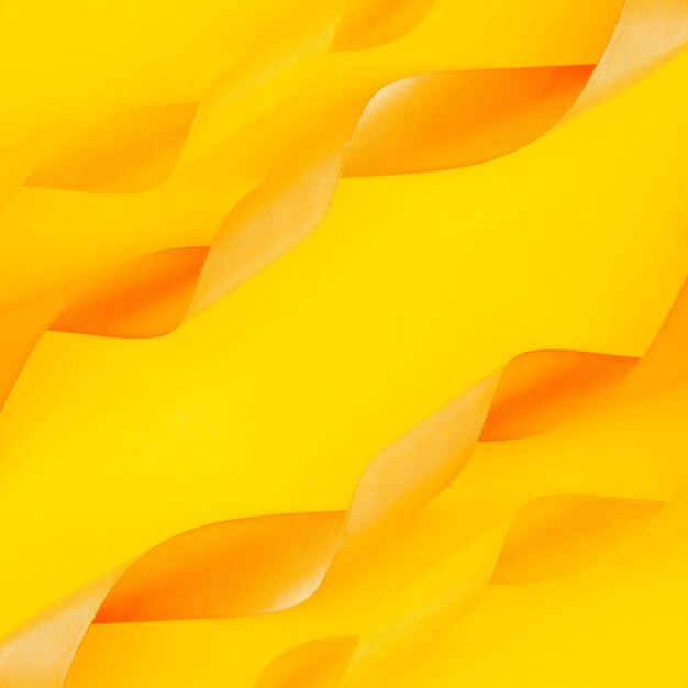 Decorazione di nastri arricciati su sfondo giallo