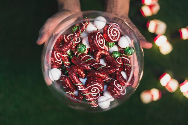 Decorazione di Natale con le mani che tengono i dolci