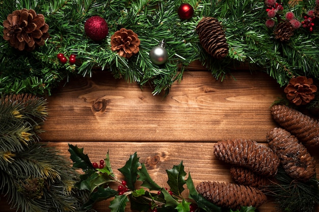 Decorazione di natale di vista superiore con fondo di legno