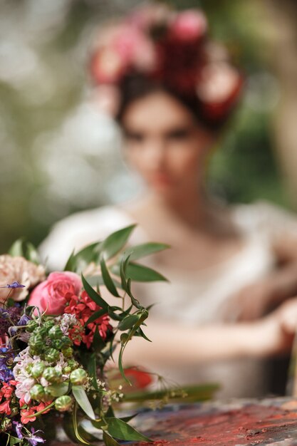 Decorazione di nozze in stile boho, composizione floreale, tavolo decorato in giardino.