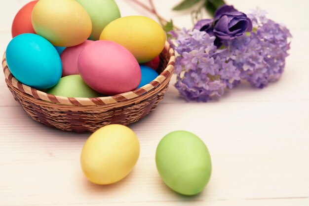 Decorazione di Pasqua sulle plance bianche