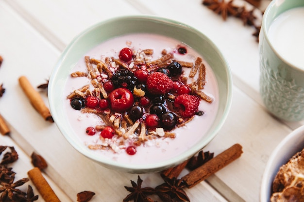 Decorazione di prima colazione con yogurt di frutta