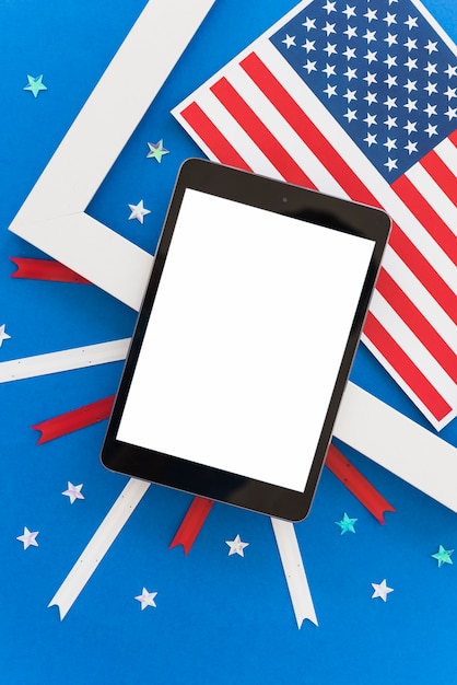 Decorazione di vacanza e Tablet di Independence Day su sfondo blu