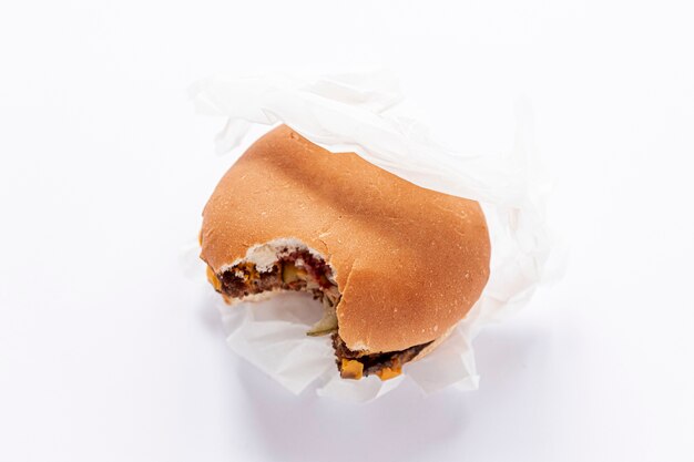 Decorazione di vista superiore con l'hamburger su fondo bianco