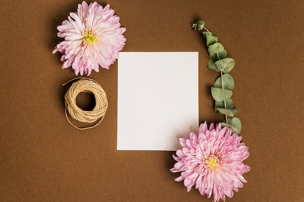 Decorazione floreale con fogli di carta e corda