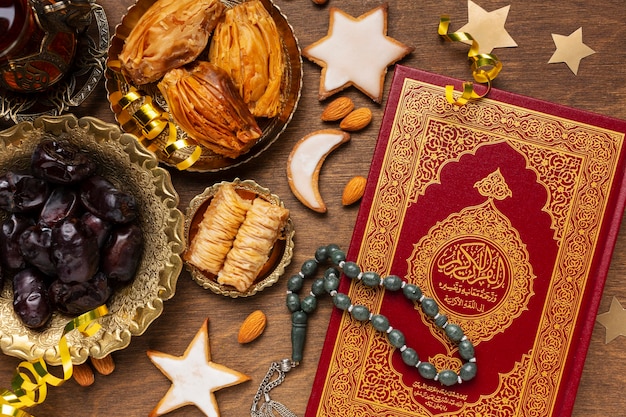 Decorazione islamica del nuovo anno con cibo tradizionale e corano