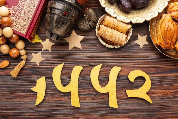 Decorazione islamica del nuovo anno con corano e pasticcini tradizionali