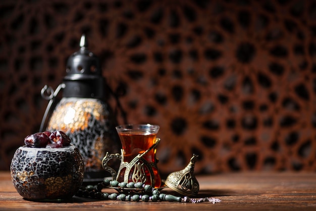 Decorazione islamica del nuovo anno con tè e datteri