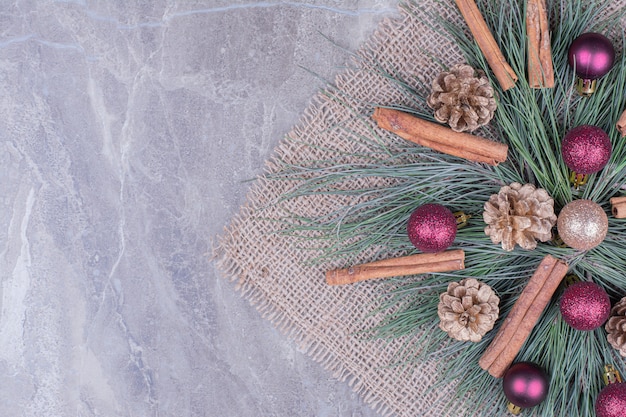 Decorazione natalizia con cinnamons, coni e rami di quercia
