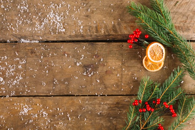 Decorazione natalizia con rami di abete e arance