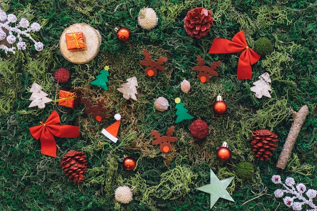 Decorazione natalizia su erba con piccoli oggetti