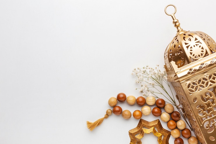 Foto gratuito decorazione per il nuovo anno islamico con perle di preghiera e lanterna