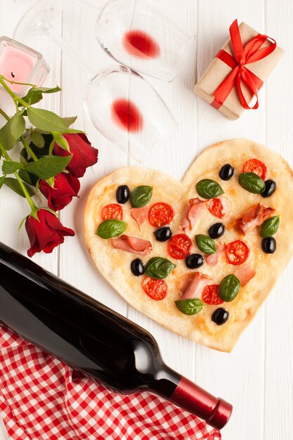 Decorazione piatta con pizza e vino