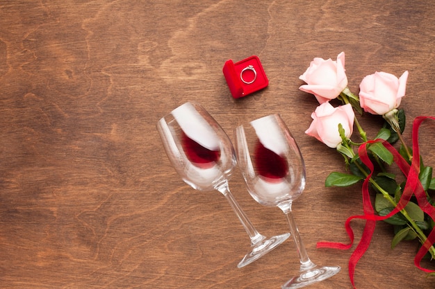 Decorazione piatta con rose, vino e anello