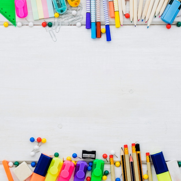 Decorazione scolastica con diverse penne e spazio